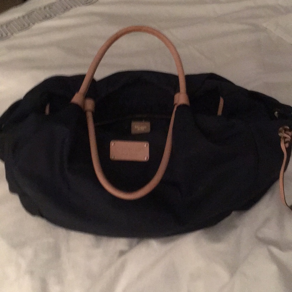 Beautiful weekender/diaper bag.